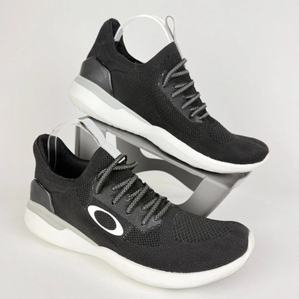 Oakley OKLYTRN Size 9.5 Men Black Knit‎ Lightweight Running Athletic Sneakers